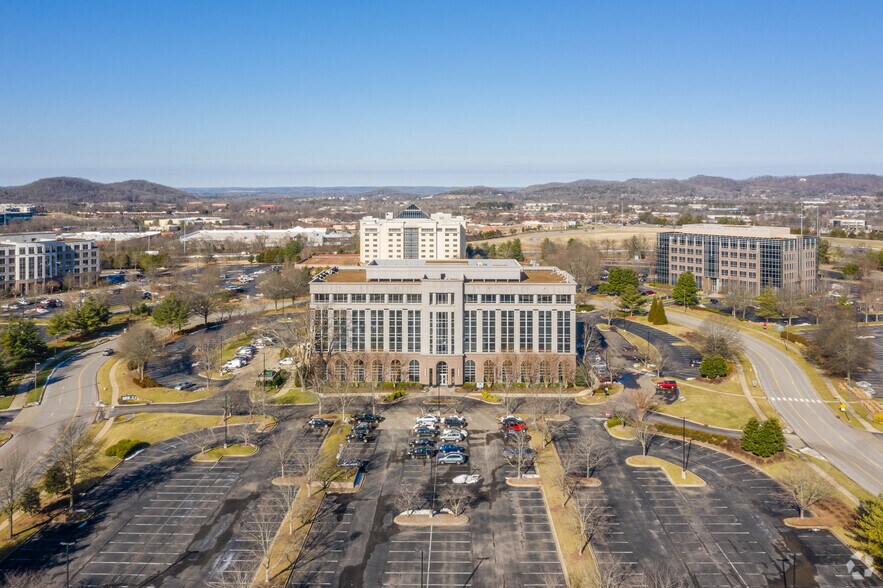 More Photos Of 800 Crescent Centre Dr, Franklin Unknown For Lease