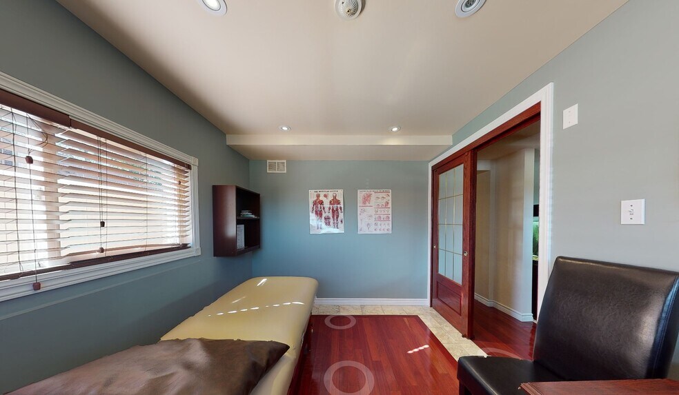 More Photos Of 11 Belmont Av W, Kitchener Flex For Sale