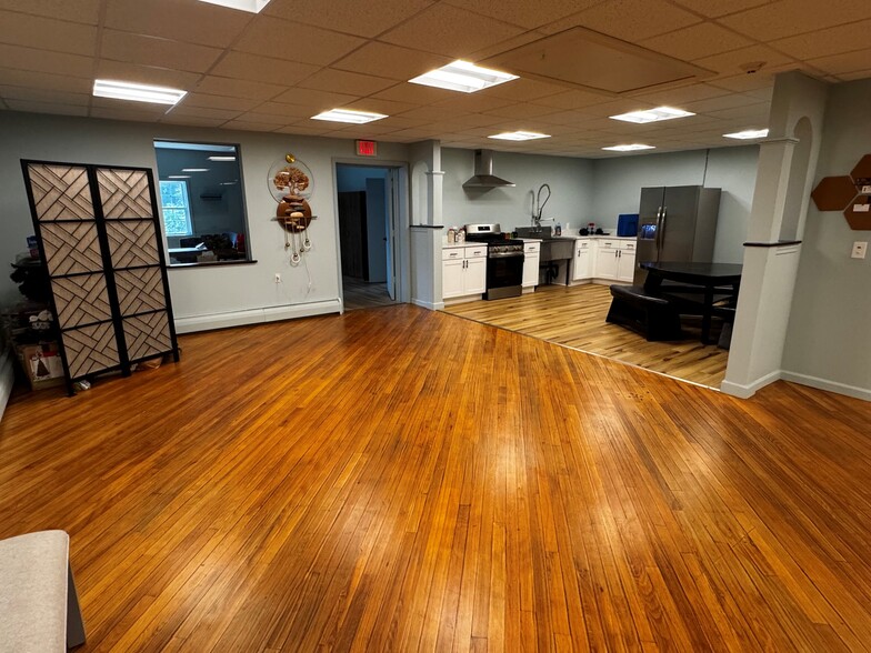 More Photos Of 70 Ridge Rd, Ontario Showroom For Lease