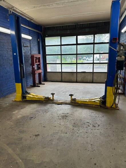 More Photos Of 386 Daniel Webster Hwy, Merrimack Auto Repair For Sale
