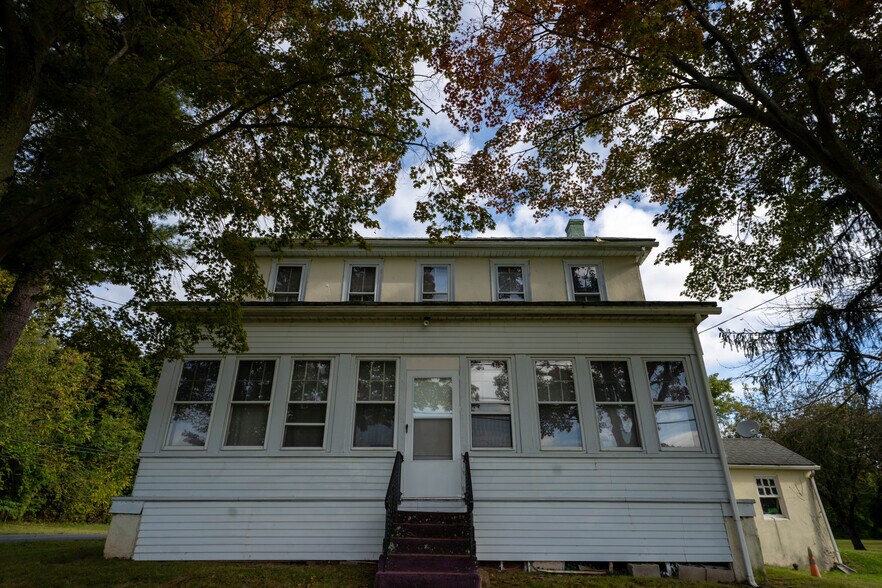 More Photos Of 271 Ridge Rd, Spring City Hotel For Sale