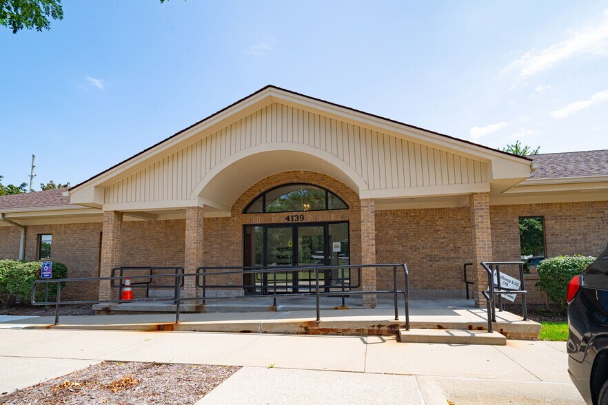 Primary Photo Of 4139 W Walton Blvd, Waterford Medical For Sale