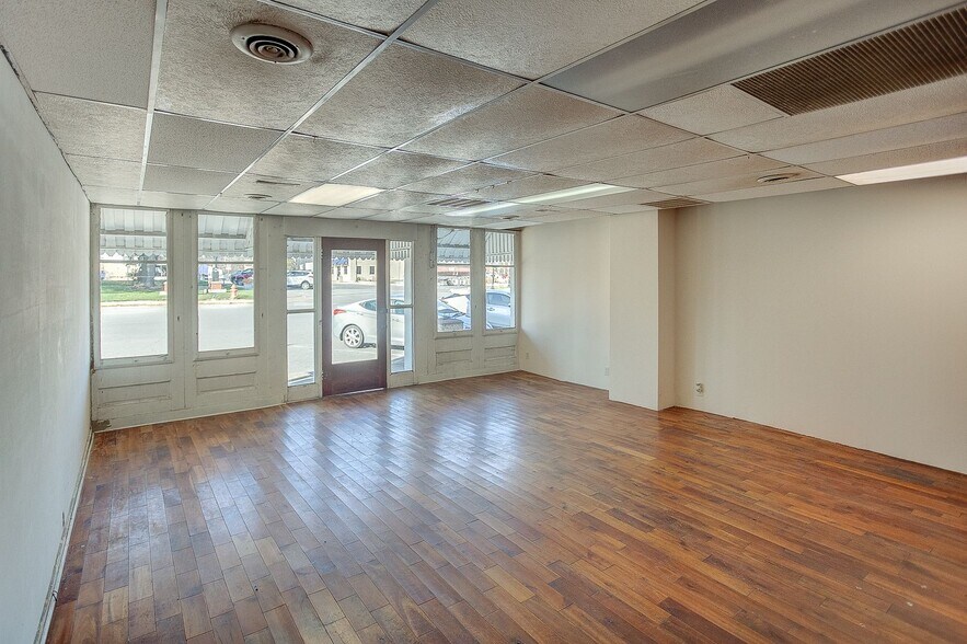 More Photos Of 14 1/2 Main St., Pinckneyville Storefront Retail Office For Sale