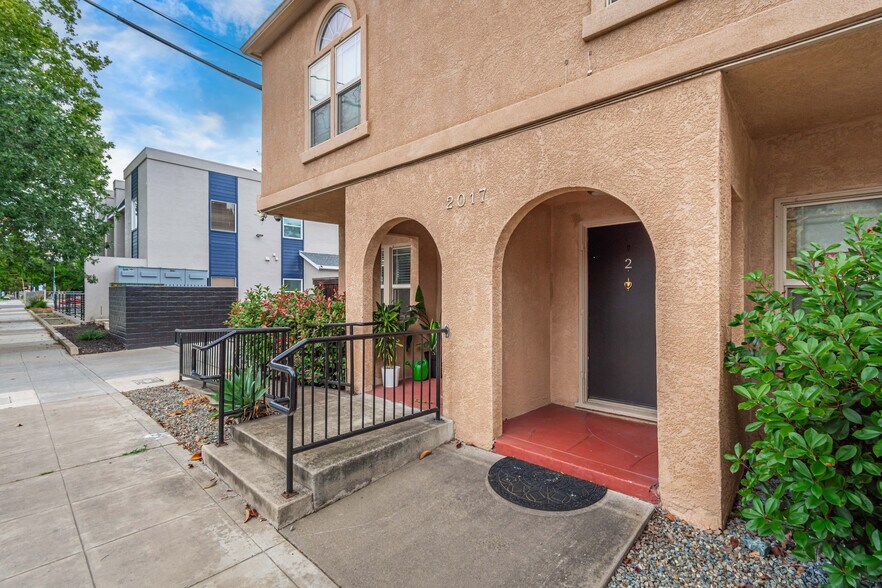 More Photos Of 2017 30th St, Sacramento Apartments For Sale