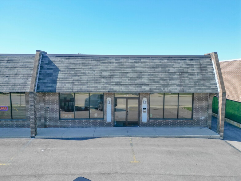 Primary Photo Of 1541-1543 Bourbon Pky, Streamwood Light Distribution For Lease