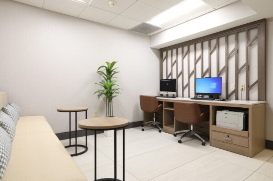 More Photos Of 6085 Enterprise Pky, Solon Hotel For Sale