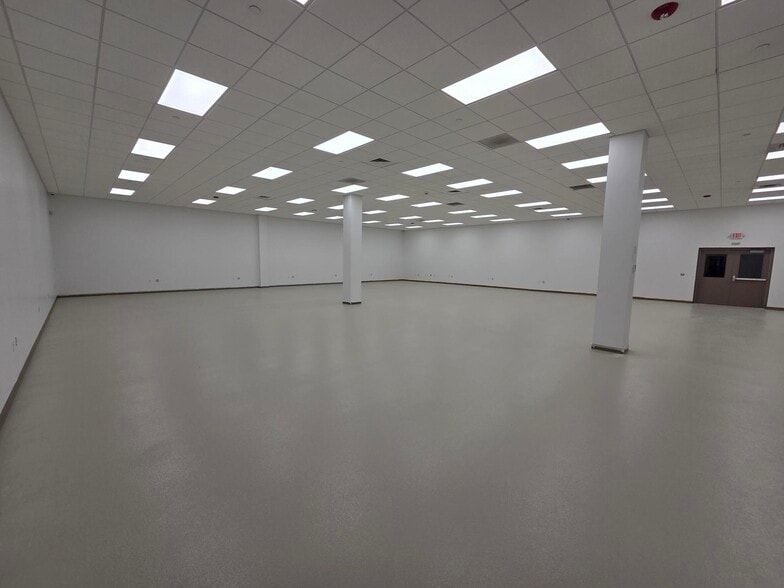 More Photos Of 111 Phoenix Crossing, Bloomfield Showroom For Lease