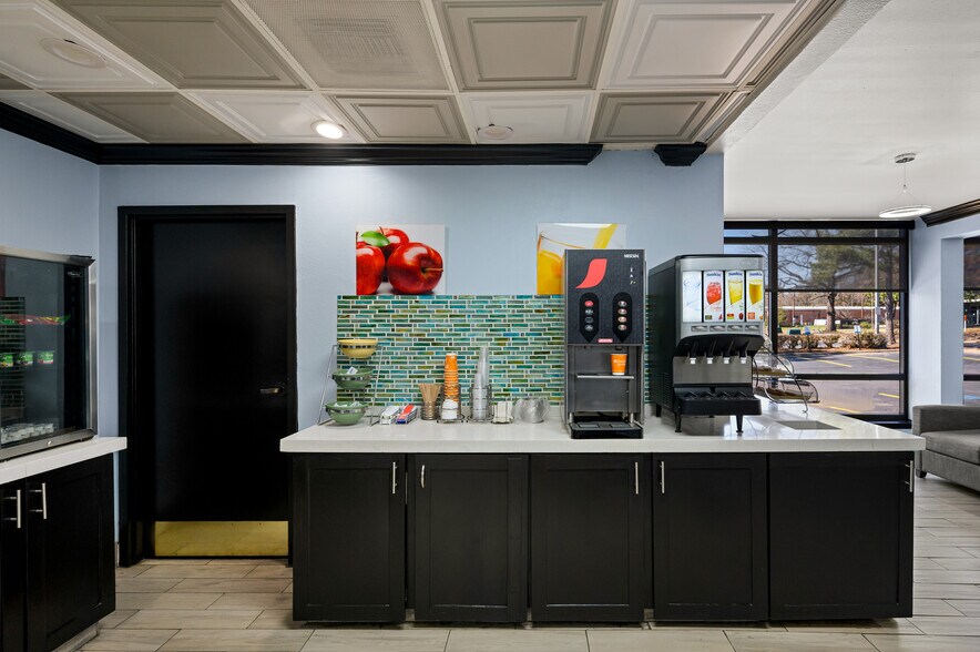More Photos Of 500 W 29th St, North Little Rock Hotel For Sale