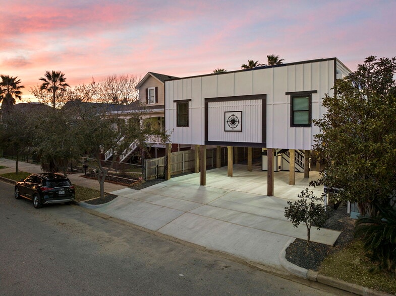Primary Photo Of 808 Sealy ave, Galveston Apartments For Sale