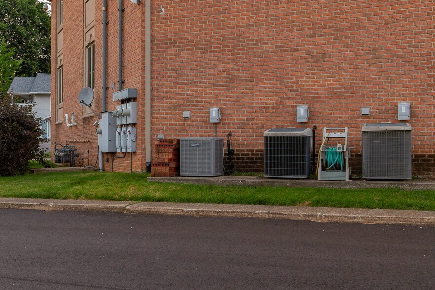 More Photos Of 1230 Lexington Ave, Mansfield Office For Lease