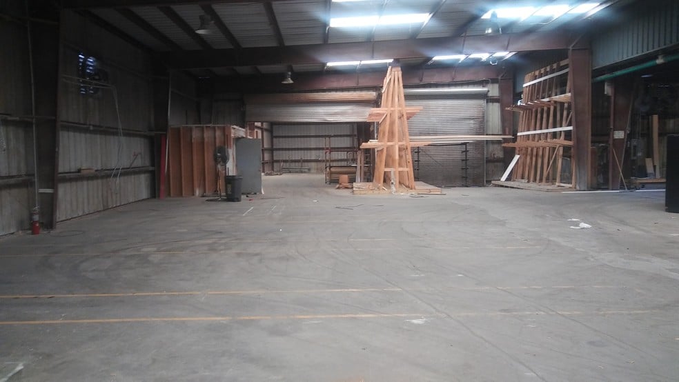 More Photos Of 5017 N Coolidge Dr, Tampa Warehouse For Lease