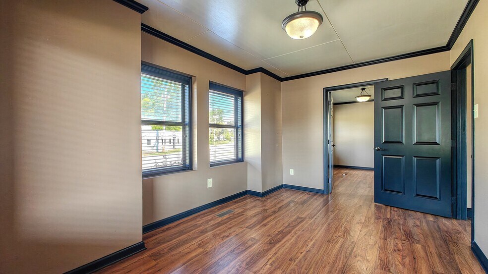 More Photos Of 512 Stonewall St N, McKenzie Office For Sale