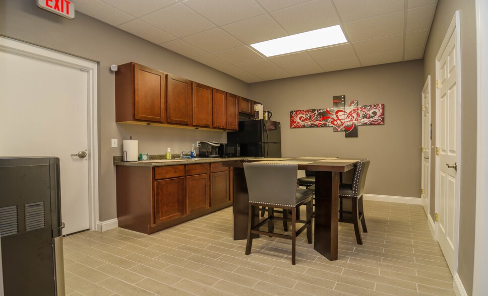 More Photos Of 4960-4962 Royal Gulf Cir, Fort Myers Medical For Lease