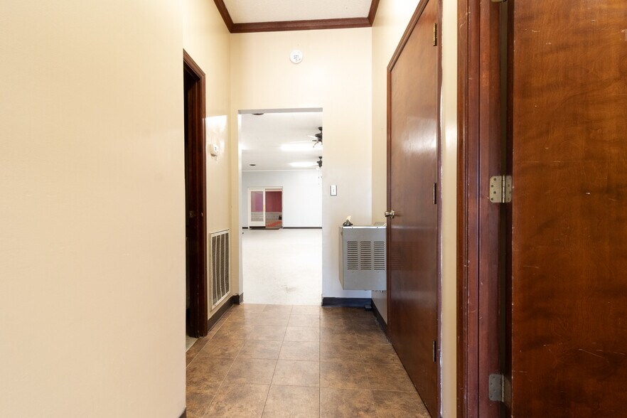 More Photos Of 2006 Maple Ave, Burlington Flex For Sale