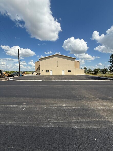 More Photos Of 3411 FM465, Seguin Warehouse For Lease