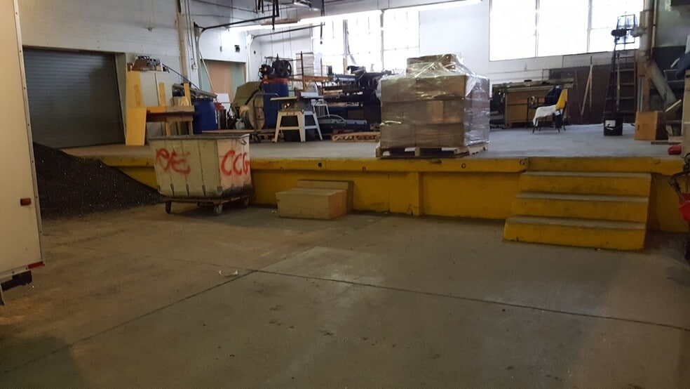 More Photos Of 105-119 Sprague Ave, Middletown Manufacturing For Lease