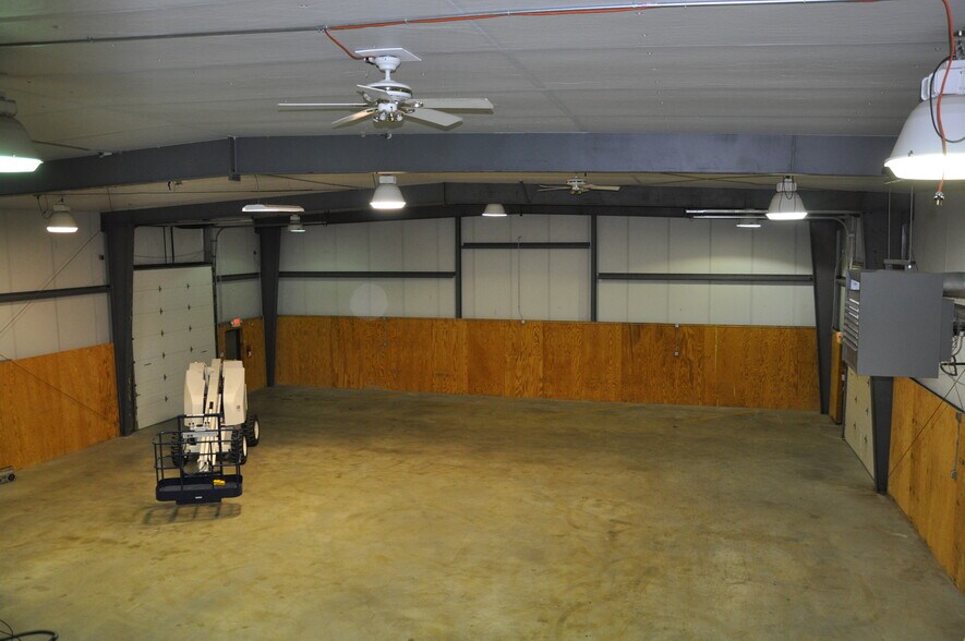 More Photos Of 2330 NE Independence Ave, Lee's Summit Warehouse For Sale