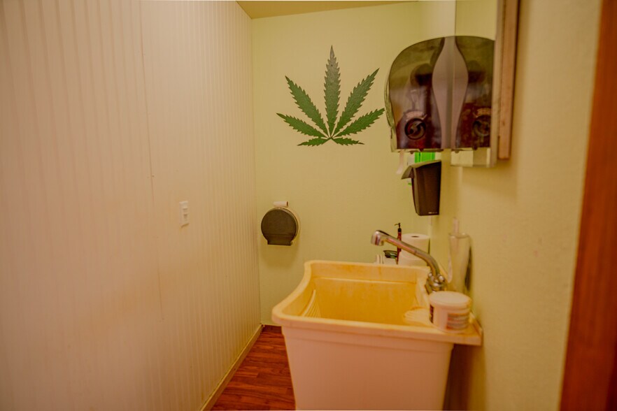 More Photos Of 103 N. Clarady, Wanette Industrial For Sale