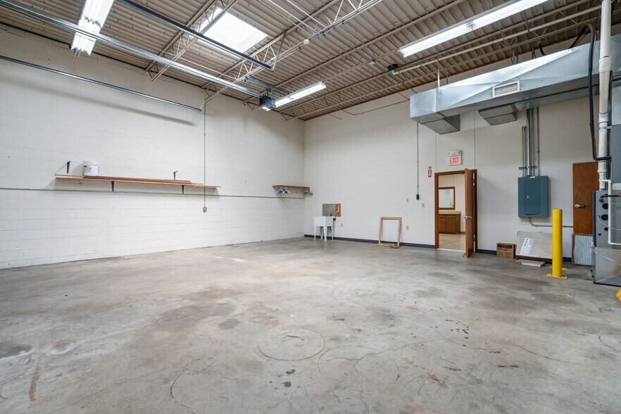 More Photos Of 311 N Waverly Ave, Springfield Warehouse For Lease