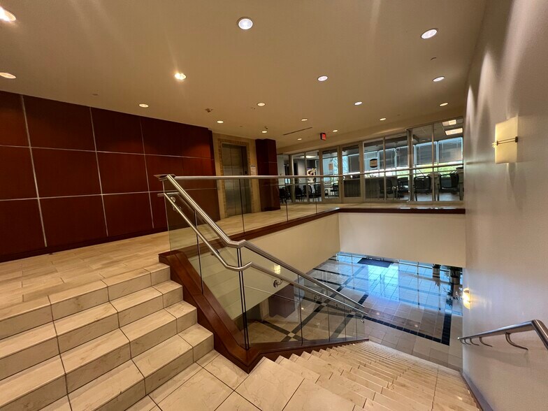 More Photos Of 5701 W Talavi Blvd, Glendale Office For Lease