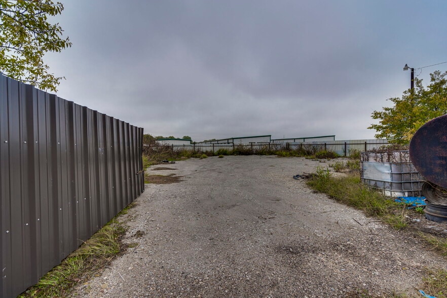 More Photos Of 108 West Gillum, Grandview Warehouse For Sale