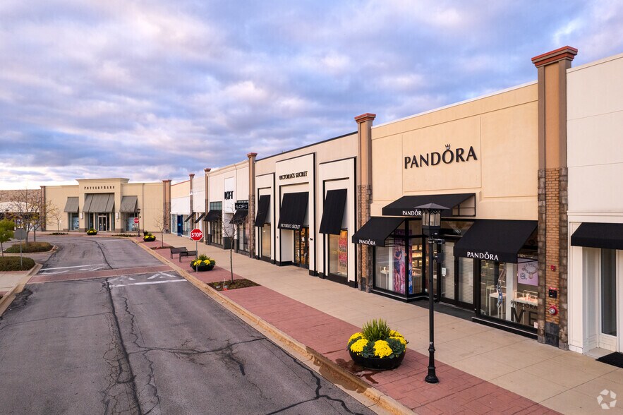 More Photos Of 1800-2124 S Randall Rd, Algonquin Storefront For Lease