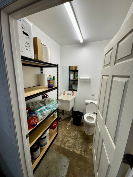 More Photos Of 1600 S Noland Rd, Independence Light Distribution For Lease