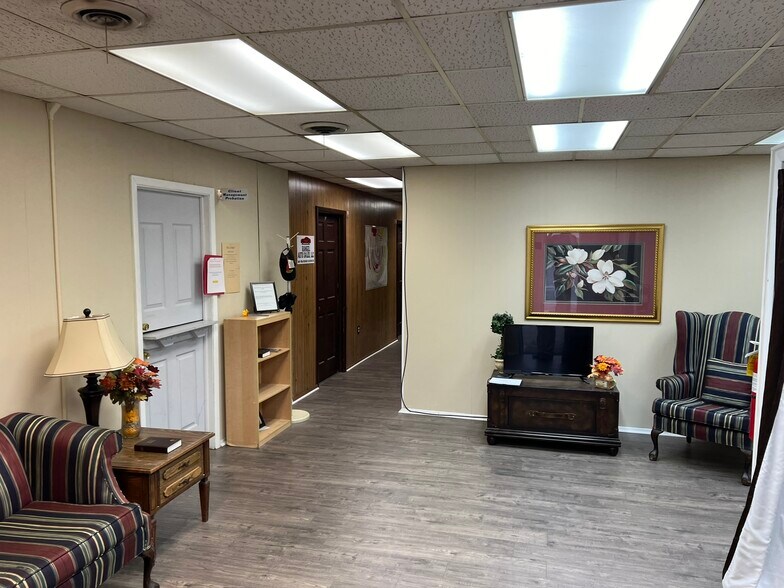 More Photos Of 647 Main St, Thomson Flex For Sale