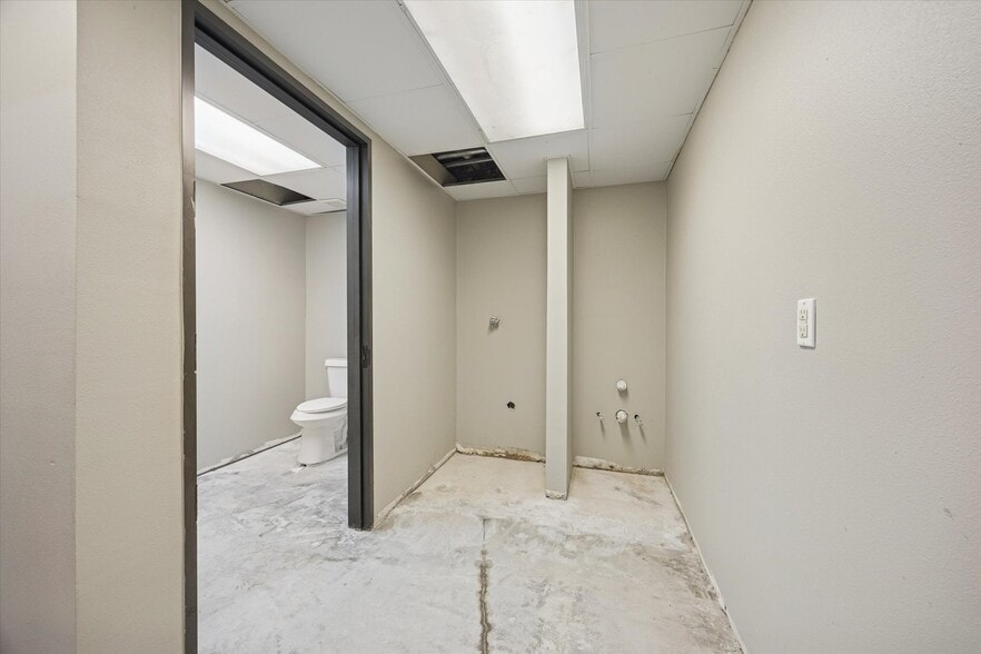 More Photos Of 4901 Yale St, Houston Office For Sale