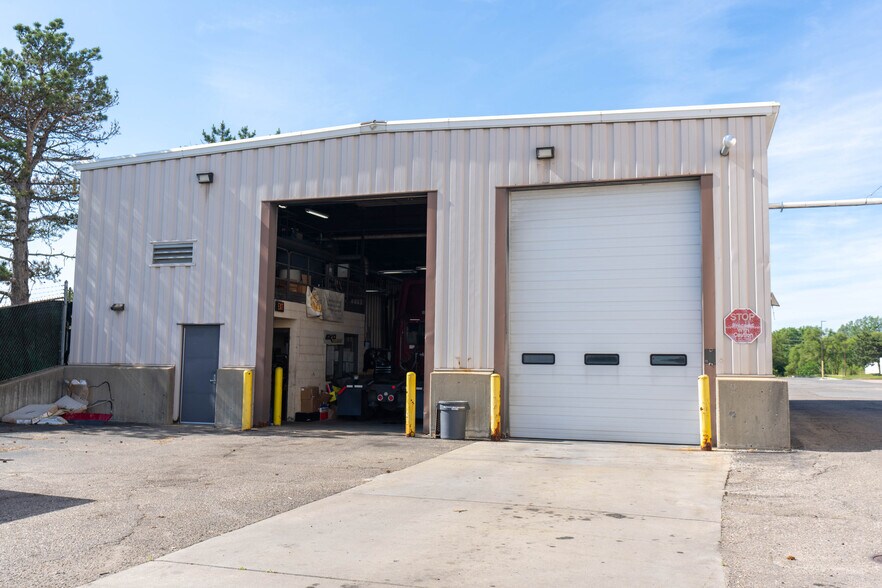 More Photos Of 5400 Perry Dr, Waterford Distribution For Lease