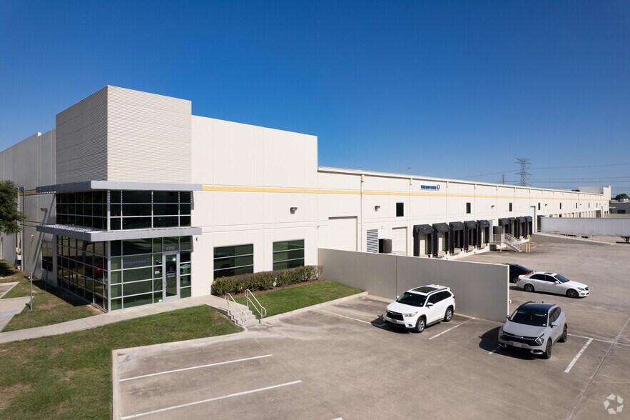 More Photos Of 4710 N Sam Houston Pky W, Houston Unknown For Lease