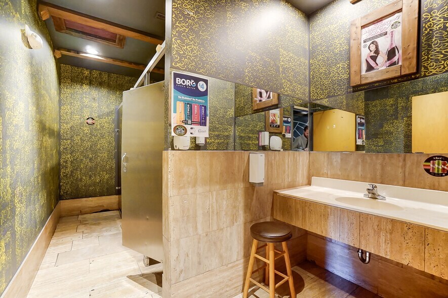 More Photos Of 491 Park St, Columbus Bar For Lease