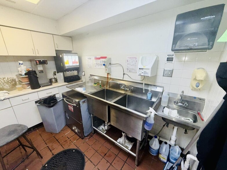 More Photos Of 9169 Markville Dr, Dallas Hotel For Sale