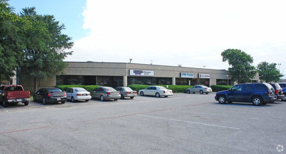 More Photos Of 2101-2115 E Division St, Arlington Flex For Lease