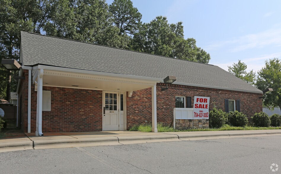Primary Photo Of 200 Statesville Blvd, Salisbury Bank For Sale