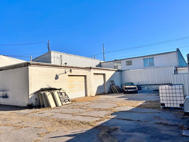 More Photos Of 3841-3845 NW 10th St, Oklahoma City Manufacturing For Lease