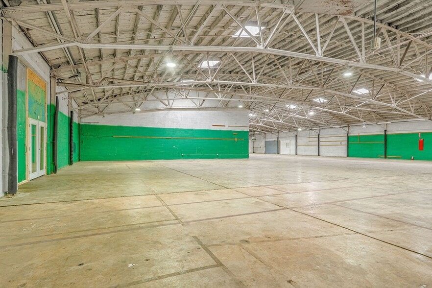 More Photos Of 1214 College St, Clarksville Warehouse For Lease