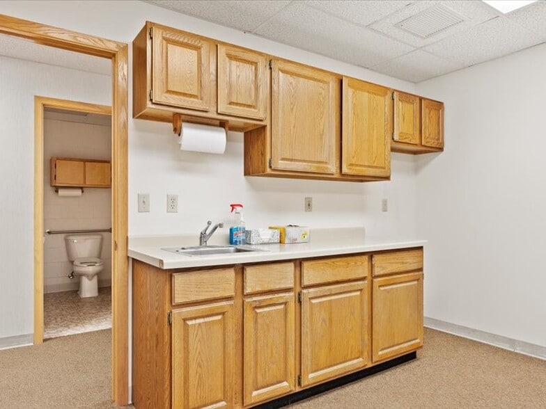 More Photos Of 403 S 4th Ave, Saint Nazianz Service For Sale