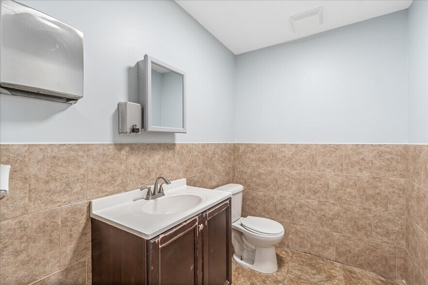 More Photos Of 58-94 Grand Ave, Maspeth Storefront Retail Office For Lease