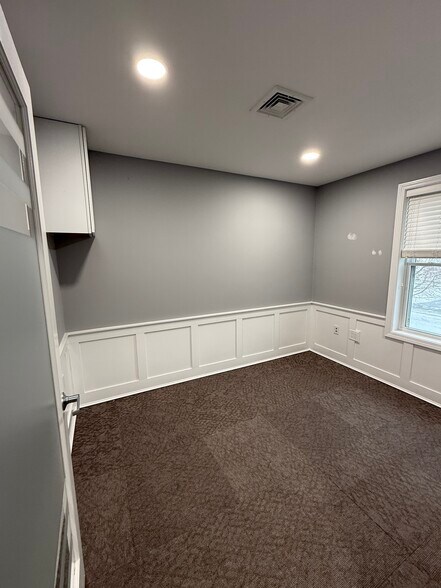 More Photos Of 437 Naubuc Ave, Glastonbury Office For Lease