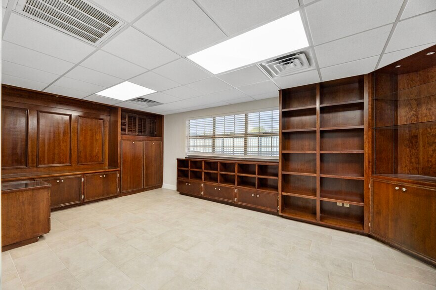 More Photos Of 715 Cedar Bayou Rd, Baytown Office Residential For Lease