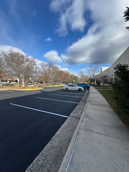 More Photos Of 4170 Lafayette Center Dr, Chantilly Light Distribution For Lease