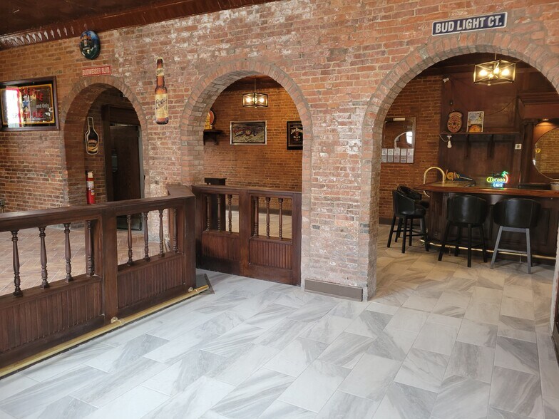 More Photos Of 90 E Jefferson St, Franklin Specialty For Lease