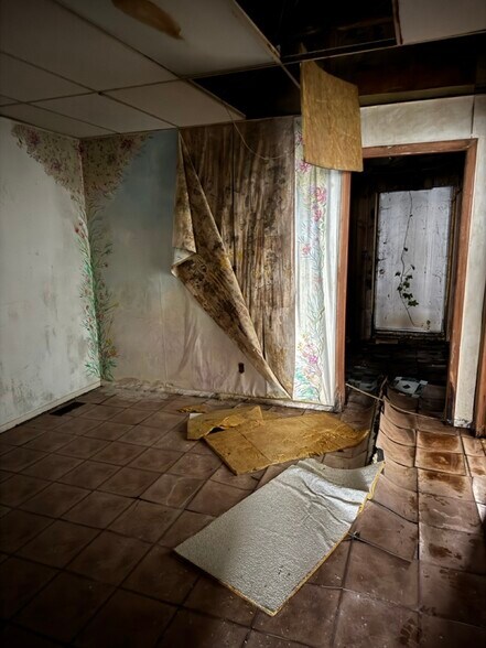 More Photos Of 111 N Walnut St, North Manchester General Retail For Sale