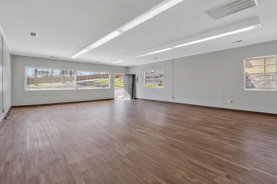 More Photos Of 131 Donelson Pike, Nashville Loft Creative Space For Sale