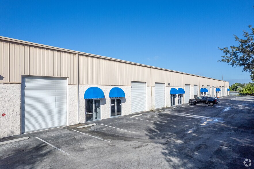 More Photos Of 7307 Sandscove Ct, Winter Park Flex For Lease