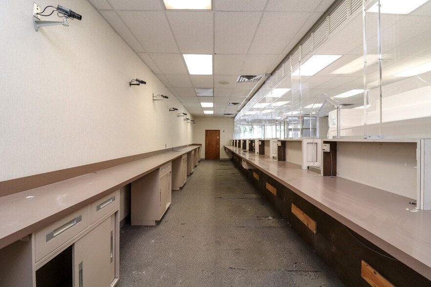 More Photos Of 30094-30120 Ford Rd, Garden City Storefront For Lease