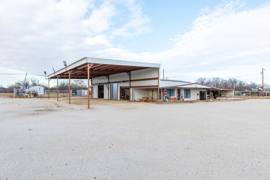 More Photos Of 711 S 3rd Ave, Munday Warehouse For Sale