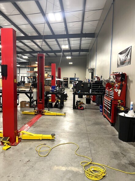 More Photos Of 426 E Prince Rd, Hendersonville Flex For Lease