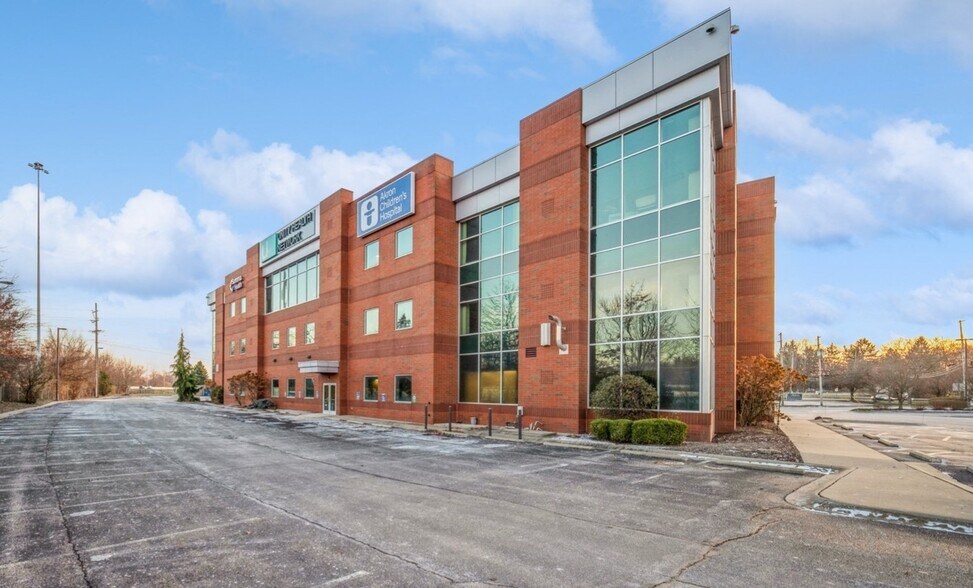 More Photos Of 701 White Pond Dr, Akron Medical For Lease